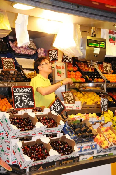 Malaga Hiszpania Czerwca 2011 Stoisko Owocami Warzywami Rynku Wewnętrznym Mercado — Zdjęcie stockowe
