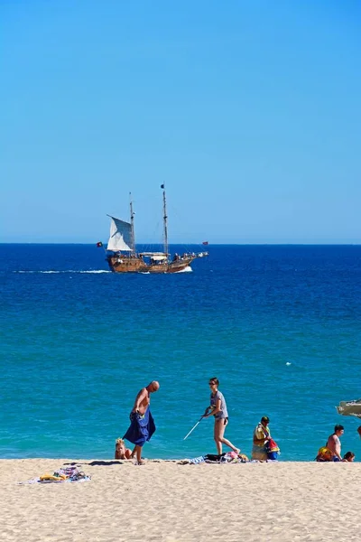 Portimao Portugalsko Června 2017 Turisté Relaxující Pláži Moři Lodí Zálivu — Stock fotografie