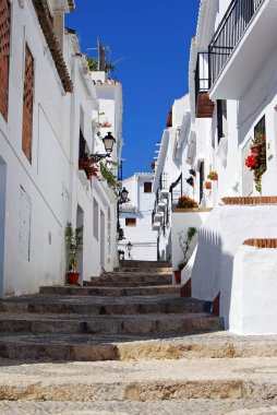 Beyazların yıkadığı Frigiliana, Malaga Vilayeti, Endülüs, İspanya ve Avrupa 'daki tipik bir sokak boyunca görüntüle.