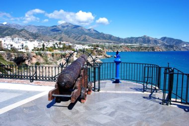 Avrupa Balkonu (Balcon de Europa) boyunca uzanan Canon, kıyı boyunca uzanan Nerja, Costa del Sol, Malaga Eyaleti, Endülüs, İspanya.