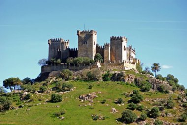 Tepedeki Şato manzarası, Almodovar del Rio, Cordoba, Cordoba Eyaleti, Endülüs, İspanya, Batı Avrupa.