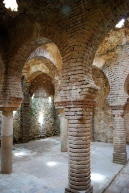 Yıldız şekilli tavan pencereli Arap hamamlarındaki sütunlar, Ronda, Malaga Eyaleti, Endülüs, İspanya, Avrupa