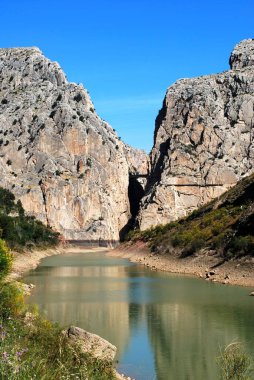 Arkasında Şeytani Köprü bulunan vadi ve göl manzarası, Chorro Gorge, El Chorro, Malaga Eyaleti, Endülüs, İspanya, Avrupa