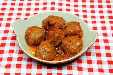 İspanyol köfteli tapas (Albondigas) domates soslu.