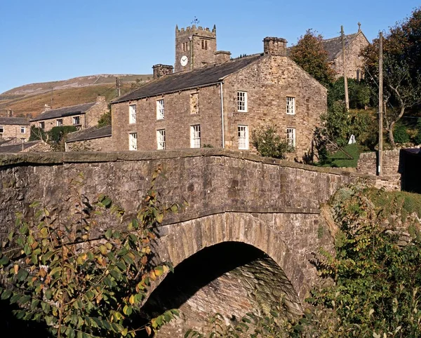 Puente Camino Piedra Sobre Straw Beck Con Pueblo Iglesia Retaguardia — Foto de Stock