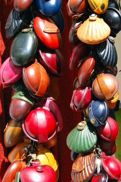 Kolorowe Torebki Skórzane Sprzedaż Przed Sklepem Centrum Wsi Frigiliana Prowincja — Zdjęcie stockowe