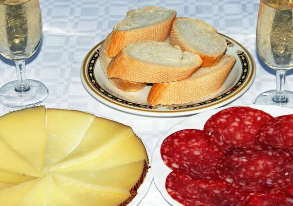 Spanische Tapas Aus Manchego Käse Und Salami Mit Zwei Gläsern — Stockfoto