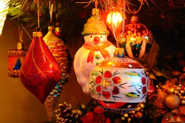 Glazen Kerstboom Decoraties Opknoping Een Sierlijke Boom — Stockfoto
