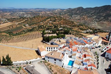 OLVERA, İspanya - 01 Temmuz 2009 - İspanya 'nın Olvera kentindeki evlerin manzarası yükseltildi - 01 Temmuz 2009