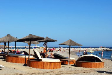 MARBELLA, İspanya - SEPTEMBER 04, 2009 - Puerto Banus 'taki Playa de Nueva Endalucia plajında dinlenen turistler, Marbella, İspanya, Eylül 04, 2009