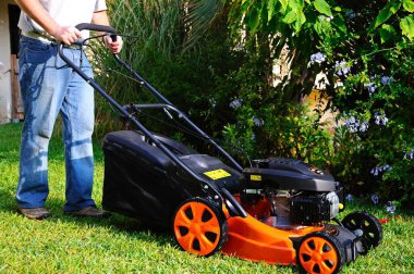 CALAHONDA, SPAIN - ECTOBER 03, 2011 - Voltor 139cc kapak vanası kullanan adam 4 kulaçlı petrol çim biçme makinesi, Calahonda, İspanya - 03 Ekim 2011