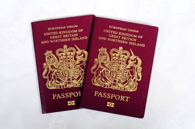 CALAHONDA, İspanya - 26 Ocak 2012 - İki Birleşik Krallık biyometrik pasaportu (Avrupa Birliği Sürümü), Calahonda, İspanya - 26 Ocak 2012
