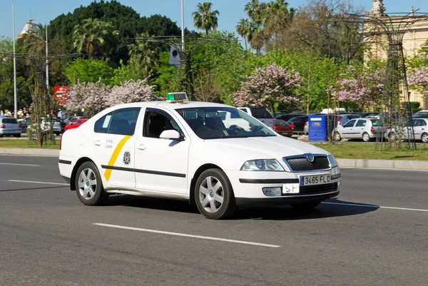 Seville Spanyolország Április 2009 Spanyol Fehér Taxi Vezetés Város Központjában — Stock Fotó