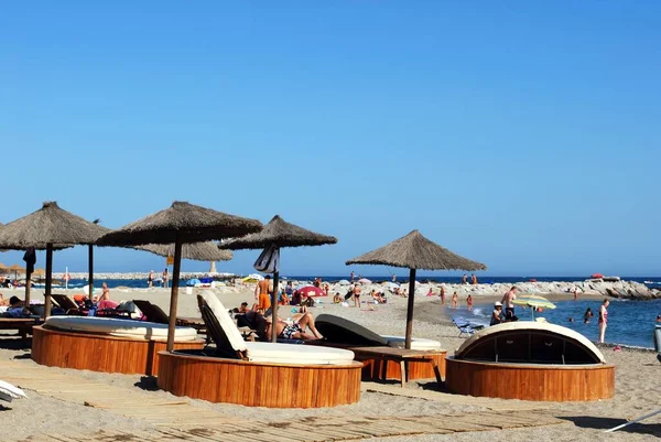 Marbella Španělsko Září 2009 Turisté Relaxující Pláži Playa Nueva Andalucia — Stock fotografie