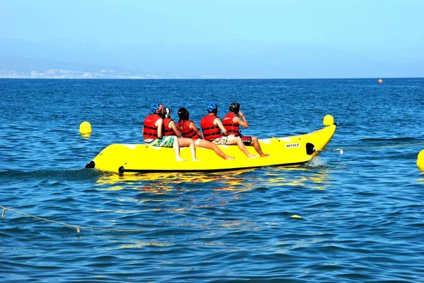 Torremolinos Espanha Setembro 2009 Turistas Barco Banana Mar Mediterrâneo Largo — Fotografia de Stock