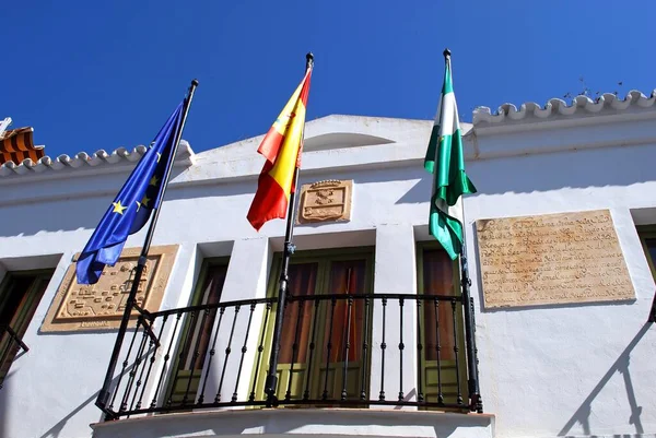 Frigiliana スペイン 2009年10月6日 2009年10月6日 スペイン フリジリアナのバルコニーに国旗が掲揚された市庁舎の正面図 — ストック写真