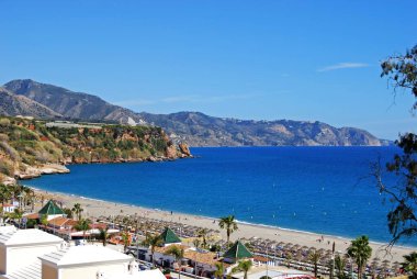 NERJA, İspanya - 19 Mart 2008 - Burriana plajı ve kıyı şeridi manzarası yükseldi, Nerja, İspanya - 19 Mart 2008