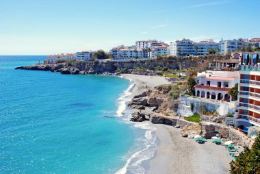 NERJA, İspanya - 19 Mart 2008 - Plaj ve kıyı şeridi manzarası, Nerja, İspanya - 19 Mart 2008