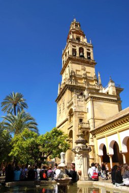 CORDOBA, İspanya - Nisan 01, 2008 - Şehir merkezindeki Mezquita çan kulesinin görüntüsü, Cordoba, İspanya - Nisan 01, 2008