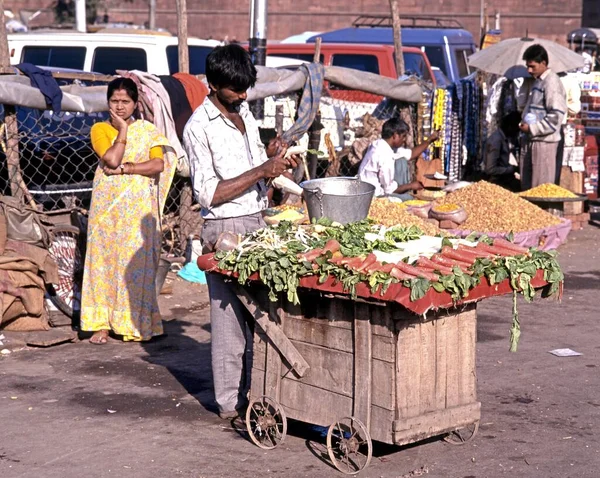 Delhi India Listopad 1993 Roadside Warzyw Stragan Sprzedawca Poza Czerwonym — Zdjęcie stockowe