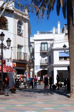 NERJA, İspanya - 19 Mart 2008 - İspanya 'nın Nerja kentindeki dükkanlara bakan turistler, 19 Mart 2008