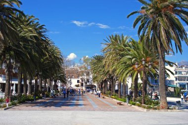 NERJA, İspanya - 19 Mart 2008 - Avrupa Balkonunun (Balkon de Europa) tepesindeki yaya geçidi boyunca görünüm