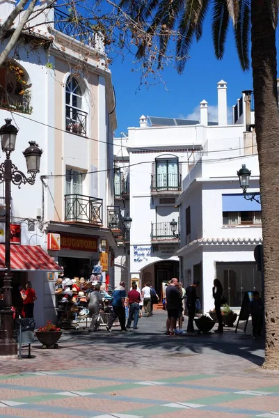 Nerja Spain March 2008 Туристи Дивляться Крамниці Старому Місті Нерджі — стокове фото