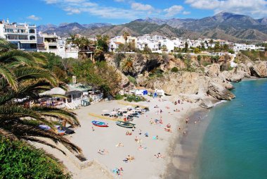 NERJA, İspanya - 19 Mart 2008 - Fishermans Cove sahilinde dinlenen turistler, kıyı şeridi boyunca manzaralı, Nerja, İspanya - 19 Mart 2008