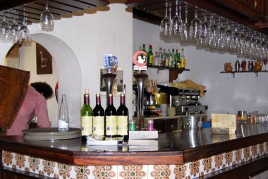 CORDOBA, İspanya - Nisan 01, 2008 - İspanya 'nın Cordoba kentindeki tipik bir İspanyol barının içini görmek - Nisan 01, 2008