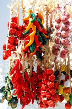 MIJAS, İspanya - 22 Nisan 2008 - İspanya 'nın Mijas kentinde bir turist hediyelik eşya dükkanında satılık ahşap sebzeler