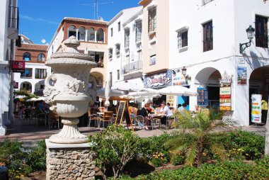 NERJA, İspanya - 19 Mart 2008 - Avrupa Balkonu (Balkon de Europa) yakınlarındaki bir kaldırım kafesinde dinlenen turistler, Nerja, İspanya - 19 Mart 2008