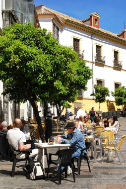 CORDOBA, İspanya - Nisan 01, 2008 - İspanya 'nın Cordoba kentindeki bir kaldırım kafesinde dinlenen turistler