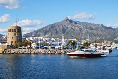 Marbella, İspanya - 23 Mart 2008 - Liman girişi solda gözetleme kulesi, La Concha dağı ortada, Puerto Banus, Marbella, İspanya - 23 Mart 2008