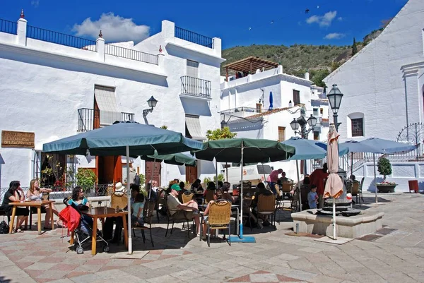 Frigiliana Espanha Março 2008 Turistas Que Relaxam Cafés Pavimento Praça — Fotografia de Stock