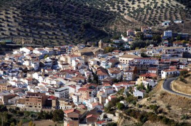 Beyaz boyalı köy (pueblo blanco), Algarinejo, Granada Eyaleti, Endülüs, İspanya.