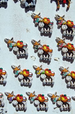 Seramik manyetik eşekler Pueblo Blanco 'da (beyazlatılmış köy), Mijas, Costa del Sol, Malaga Eyaleti, Endülüs, İspanya, Avrupa' da bir dükkanın önünde sergilenmektedir..