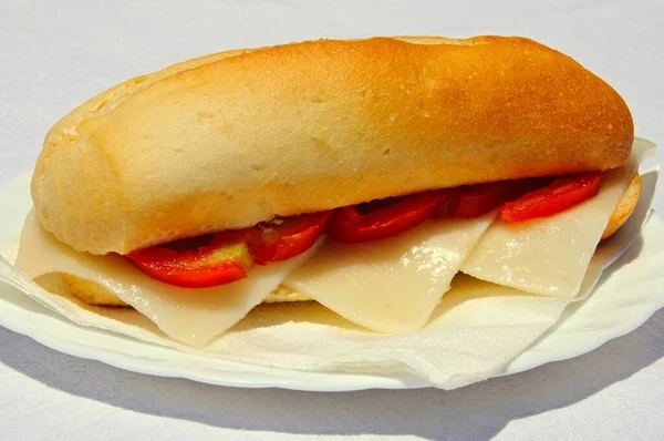 マンチェゴチーズとスライストマトのクラシーロール スペイン — ストック写真