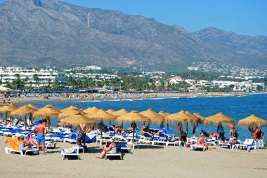 MARBELLA, İspanya - SEPTEMBER 04, 2009 - Puerto Banus plajında dinlenen turistler, Marbella, İspanya, Eylül 04, 2009