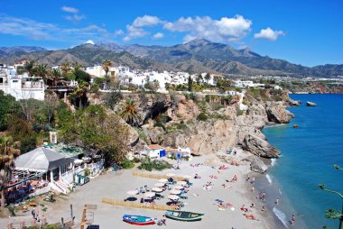 NERJA, İspanya - 19 Mart 2008 - Kıyı şeridi boyunca manzaralı Balıkçılar Koyu, Nerja, İspanya - 19 Mart 2008