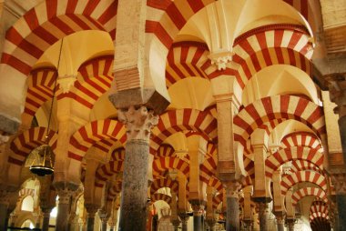 CORDOBA, İspanya - Nisan 01, 2008 - Mezquita (Cami) Dua Salonu 'ndaki kemerler, Cordoba, İspanya - Nisan 01, 2008