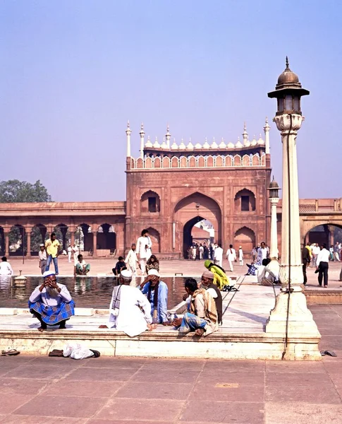 Delhi Índia Novembro 1993 Homens Locais Sentados Torno Uma Piscina — Fotografia de Stock