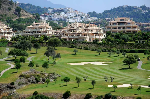BENAHAVIS, SPAIN - 28 Haziran 2010 - Arkasında daireleri olan El Higueral Golf Sahası 'nın yükseltilmiş manzarası, Benahavis, İspanya, 28 Haziran 2010