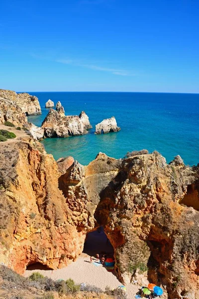 Portimao Portugalia Czerwca 2017 Podwyższony Widok Klify Turystami Relaksującymi Się — Zdjęcie stockowe