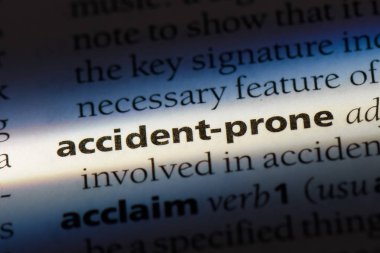 aşırı derecede kazaya yatkın tek kelimeyle bir sözlük. aşırı derecede kazaya yatkın kavramı.