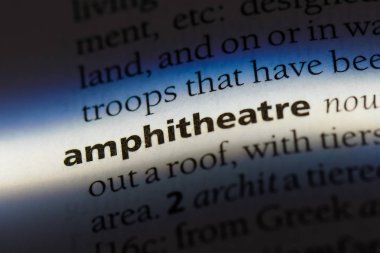 bir sözlüğü'ndeki anfi tiyatro sözcüğü. amfitiyatro kavramı.
