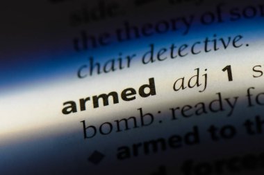bir sözlüğü'ndeki silahlı sözcüğü. Silahlı kavramı.