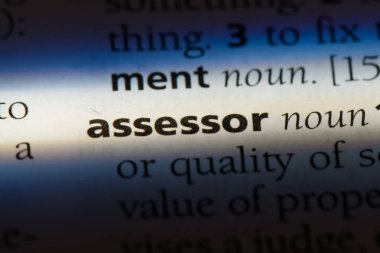 bir sözlüğü'ndeki değerlendirme uzmanı sözcüğü. Vergi kavramı.