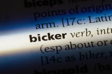 bir sözlüğü'ndeki sözcüğü tartışır. kavram tartışır.