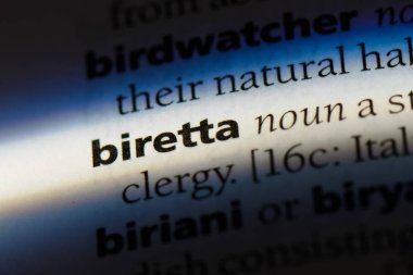 biretta sözcük sözlüğe. biretta kavramı.