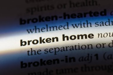 kırık ev tek kelimeyle bir sözlük. kırık ev concept.